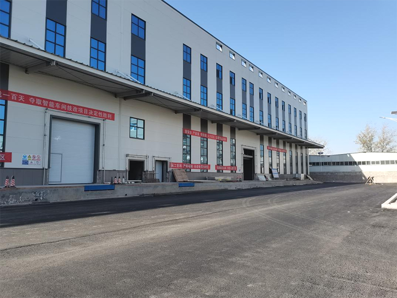 貫穿廠(chǎng)區南北交通，公司西院道路建設快速施工