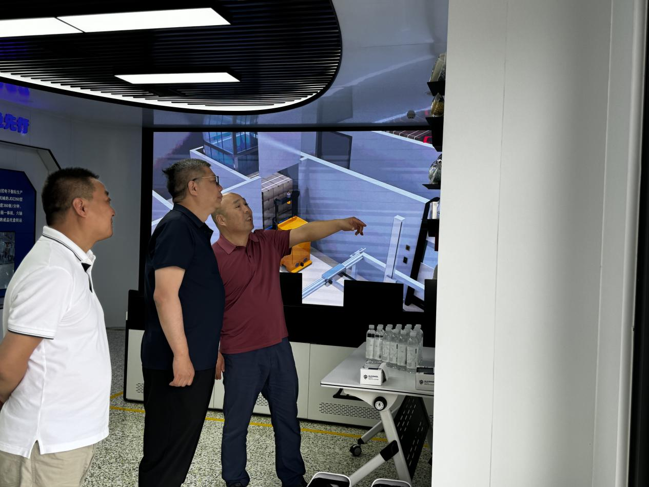 《國務(wù)院發(fā)展研究中心金融研究所副所長(cháng)巴曙松教授、金鷹基金姚文 強董事長(cháng)為企業(yè)發(fā)展實(shí)地考察》